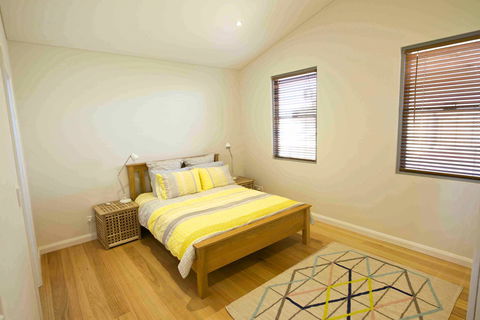 Sunny Blinco Street House - Perths Hotel 8