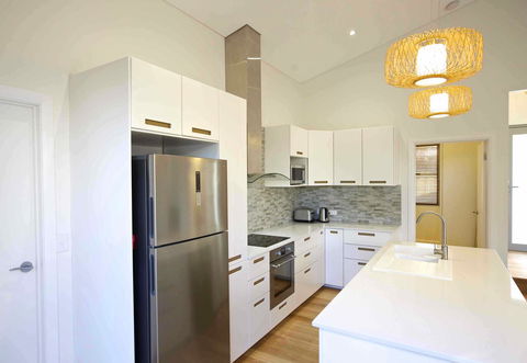 Sunny Blinco Street House - Perths Hotel 5