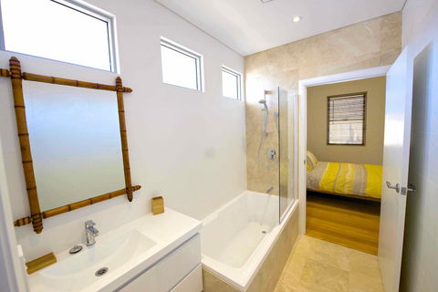 Sunny Blinco Street House - Perths Hotel 9