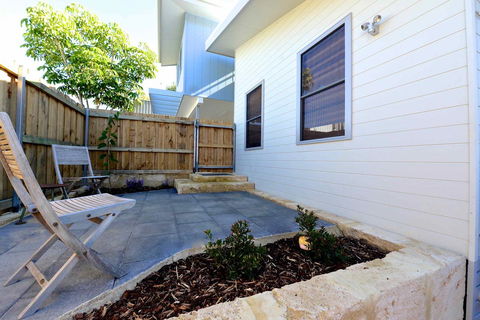Sunny Blinco Street House - Perths Hotel 12