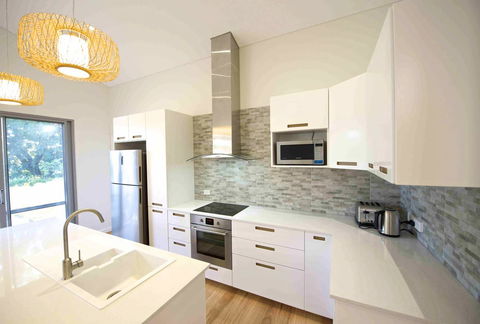Sunny Blinco Street House - Perths Hotel 6