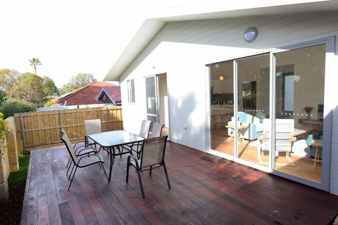 Sunny Blinco Street House - Perths Hotel 11
