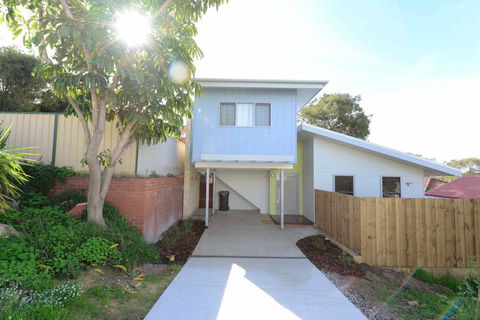 Sunny Blinco Street House - Perths Hotel 13