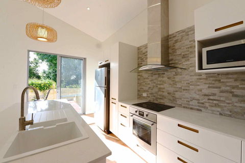 Sunny Blinco Street House - Perths Hotel 3