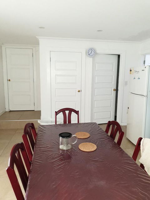 DIANELLA Budget Rooms Happy Place To Stay - Perths Hotel 10