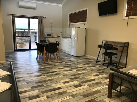 Sabai Accommodation - Perths Hotel 7