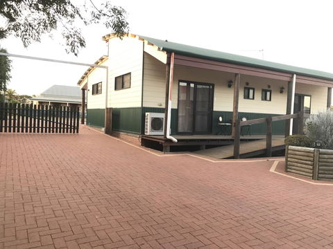 Sabai Accommodation - Perths Hotel 10