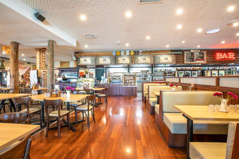 Nightcap At Wanneroo Tavern - Perths Hotel 32