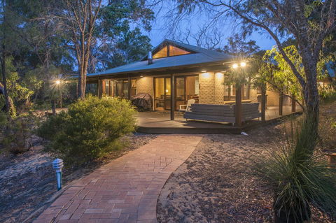 53 Martina Drive - Perths Hotel 3