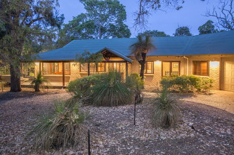 53 Martina Drive - Perths Hotel 1