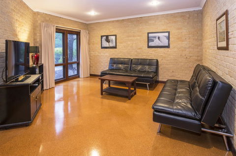 53 Martina Drive - Perths Hotel 26