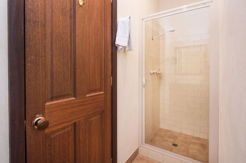 53 Martina Drive - Perths Hotel 21