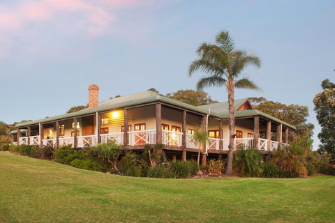 The Farmhouse - Perths Hotel 0