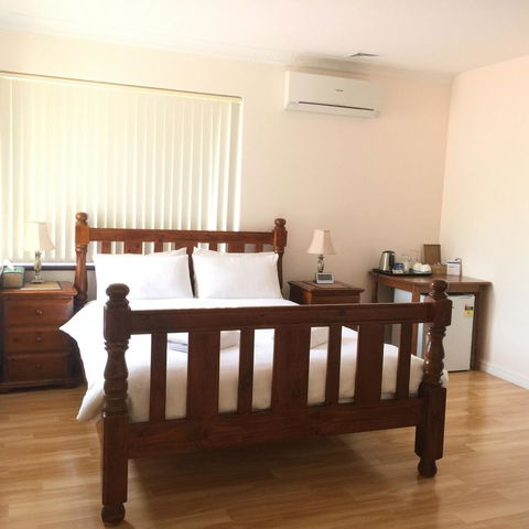 The Royal Dolphin Bed & Breakfast Safety Bay - Perths Hotel 4