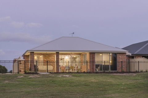 15 Cabot Close - Perths Hotel 23