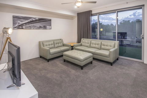 15 Cabot Close - Perths Hotel 18