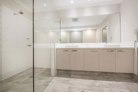 15 Cabot Close - Perths Hotel 6