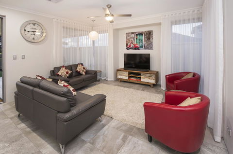 15 Cabot Close - Perths Hotel 14