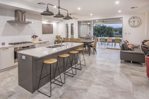 15 Cabot Close - Perths Hotel 16