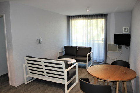 Atrium Hotel Mandurah - Perths Hotel 4