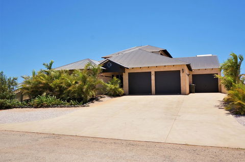 27 Corella Court - Perths Hotel 1