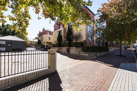 Subiaco Village - 34 - Perths Hotel 17