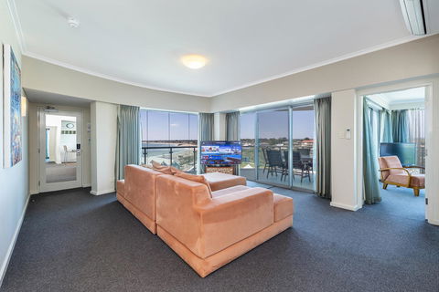 A 406 FANTASTIC OCEAN BEACH And MARINA VIEW APT - MANDURAH - Perths Hotel 0