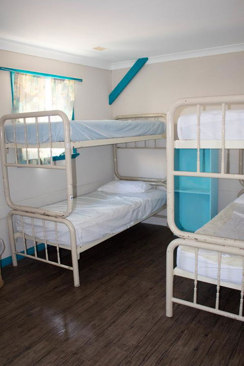 Esperance YHA - Perths Hotel 7