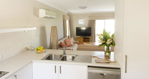 The Marina Hotel - Mindarie - Perths Hotel 24