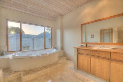 Moana Spa Villas - Prime Yallingup Location - Perths Hotel 17