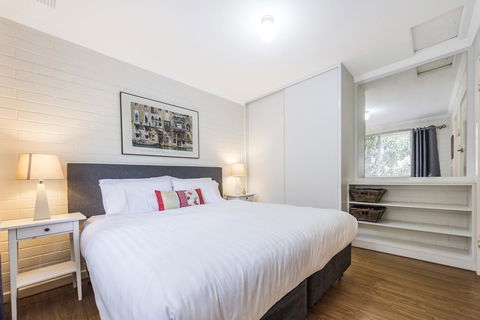 Hensman 10 - Perths Hotel 14