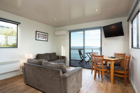 Swansea Beach Chalets - Perths Hotel 1