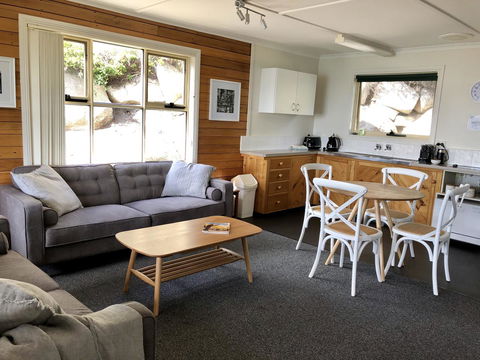 BINALONG BEACH COTTAGE Beachfront At Bay Of Fires Next To Restaurant - Perths Hotel 2