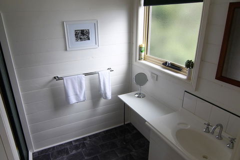 BINALONG BEACH COTTAGE Beachfront At Bay Of Fires Next To Restaurant - Perths Hotel 7
