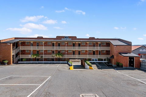 Coach House Launceston - Perths Hotel 1