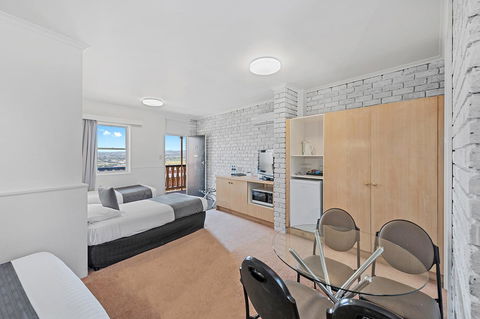 Coach House Launceston - Perths Hotel 9