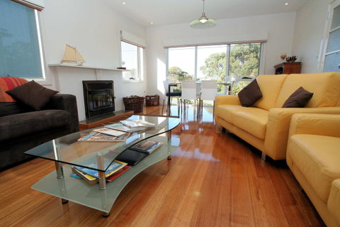 Bridport Holiday Rental - Perths Hotel 11