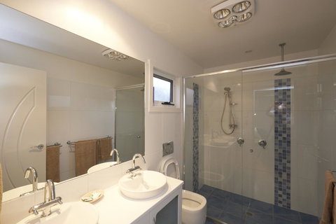 Bridport Holiday Rental - Perths Hotel 5