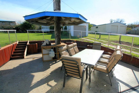Bridport Holiday Rental - Perths Hotel 6