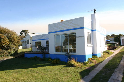 Bridport Holiday Rental - Perths Hotel 1