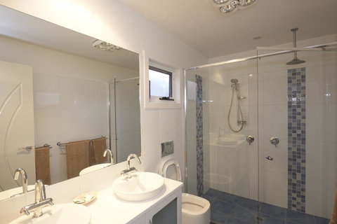 Bridport Holiday Rental - Perths Hotel 4