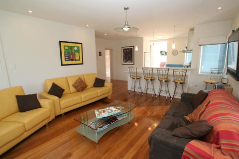 Bridport Holiday Rental - Perths Hotel 10