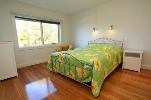 Bridport Holiday Rental - Perths Hotel 13