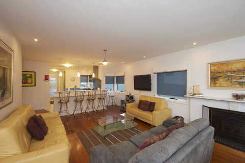 Bridport Holiday Rental - Perths Hotel 2