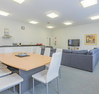 4 Bedroom House - Hobart CBD - Free Parking - Perths Hotel