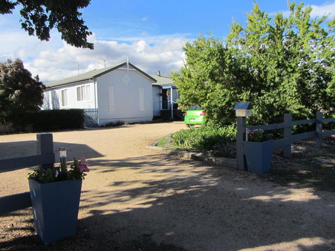 Elm Trees Accommodation @ Ross - Perths Hotel 1