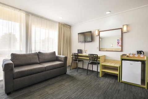Nightcap At Coolaroo Hotel - Perths Hotel 2