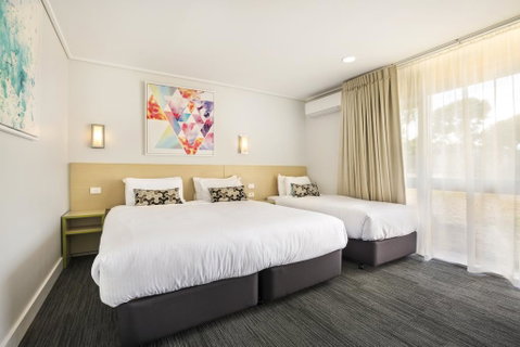 Nightcap At Coolaroo Hotel - Perths Hotel 1