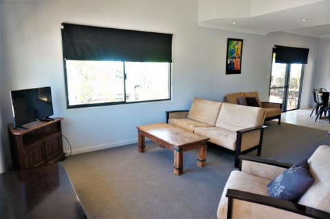 Ningaloo Breeze Villa 10 - 3 Bedroom Fully Self-Contained Disabled-Friendly Accommodation - Perths Hotel 2