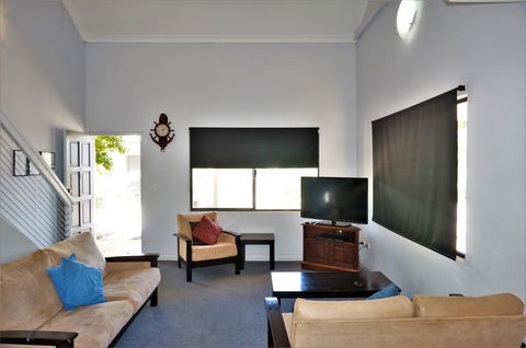 Ningaloo Breeze Villa 4 - 3 Bedroom Fully Self-Contained Holiday Accommodation - Perths Hotel 3